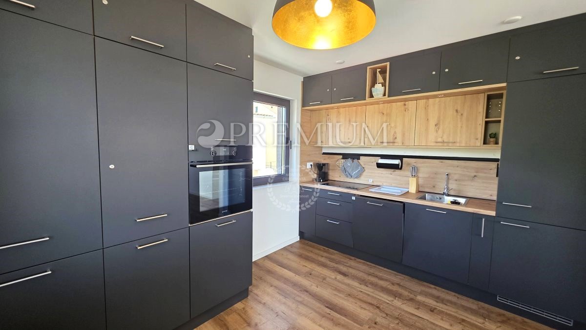 Luksuzno opremljen Penthouse s pogledom na morje!
