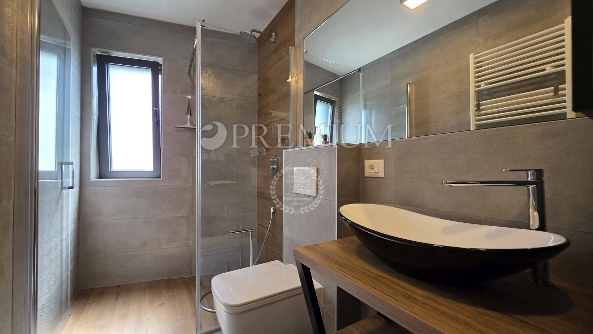 Luksuzno opremljen Penthouse s pogledom na morje!