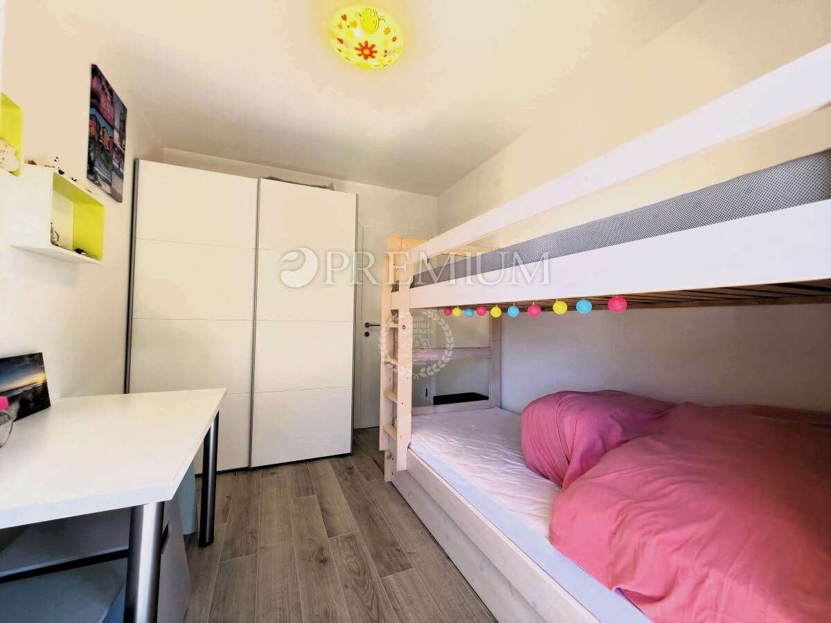 Njivice, opremljeno pritlično stanovanje z veliko okolico!