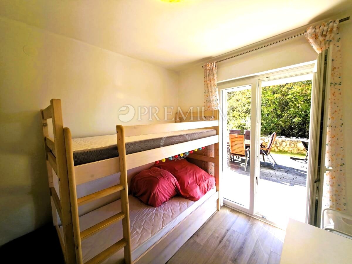 Njivice, opremljeno pritlično stanovanje z veliko okolico!