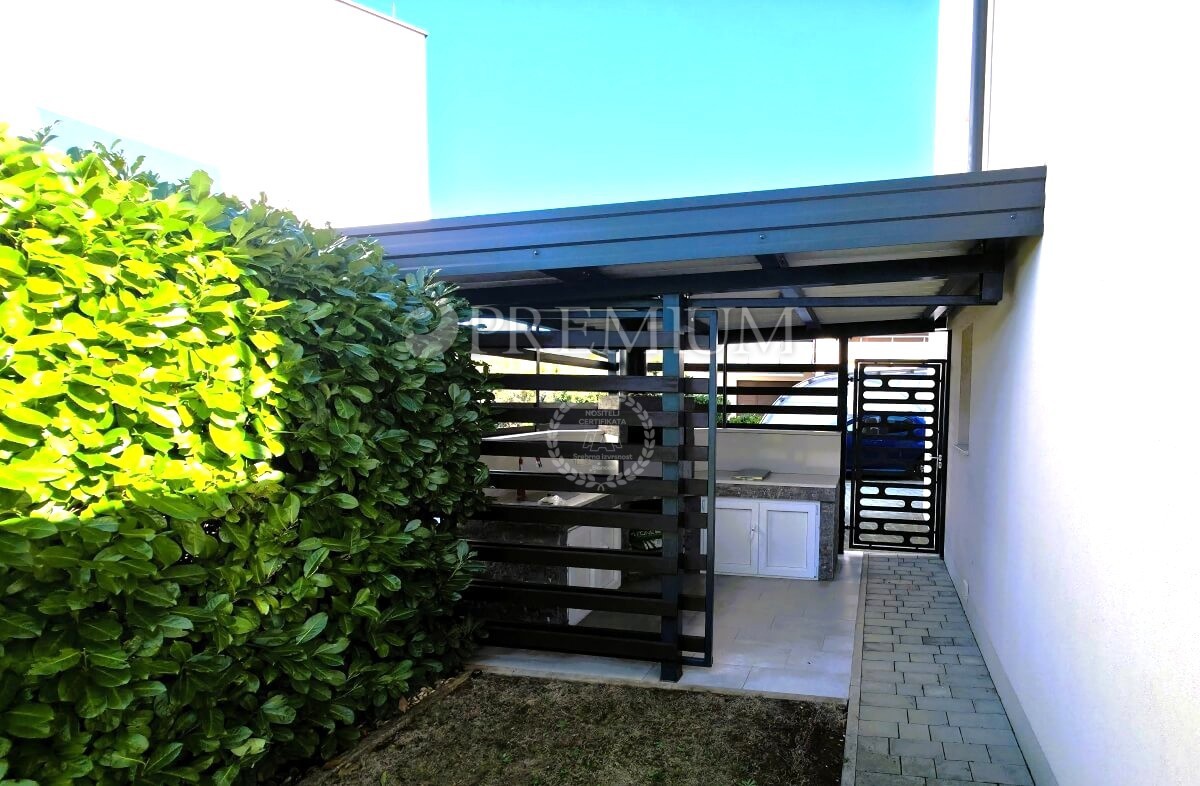 Njivice, opremljeno pritlično stanovanje z veliko okolico!