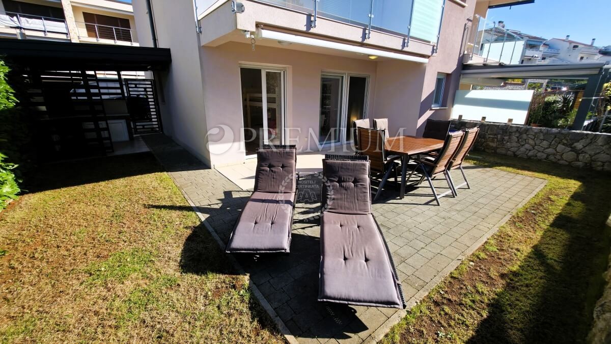 Njivice, opremljeno pritlično stanovanje z veliko okolico!