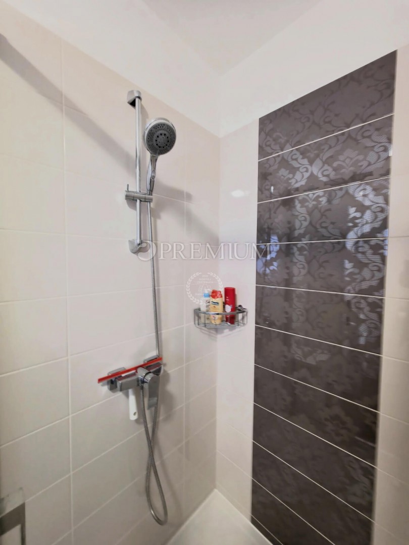 Njivice, opremljeno pritlično stanovanje z veliko okolico!