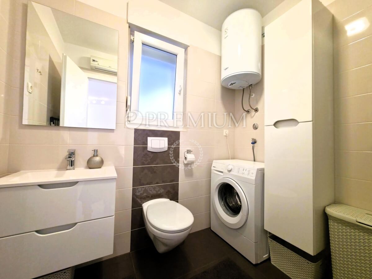 Njivice, opremljeno pritlično stanovanje z veliko okolico!