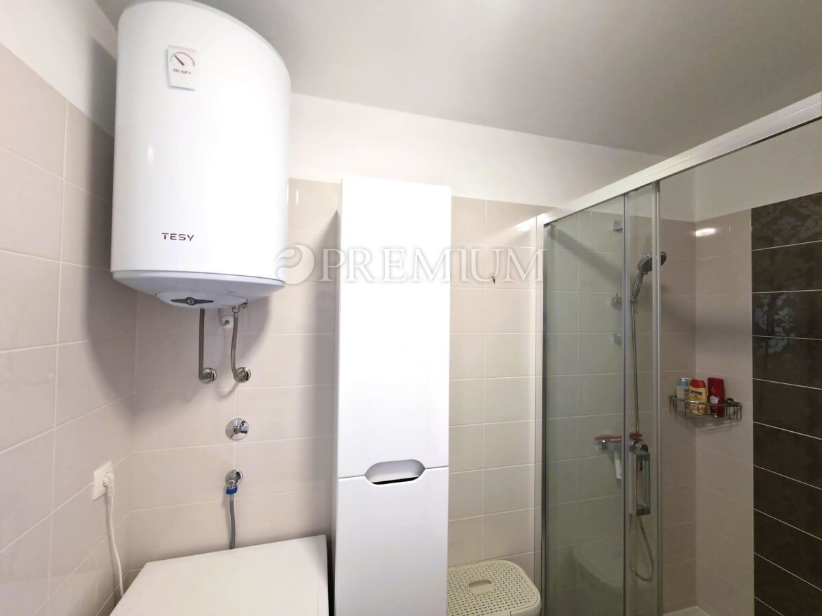 Njivice, opremljeno pritlično stanovanje z veliko okolico!