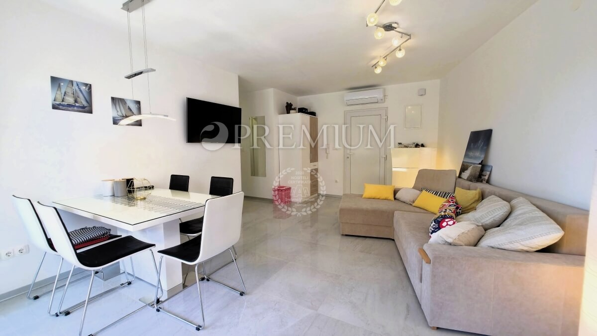 Njivice, opremljeno pritlično stanovanje z veliko okolico!