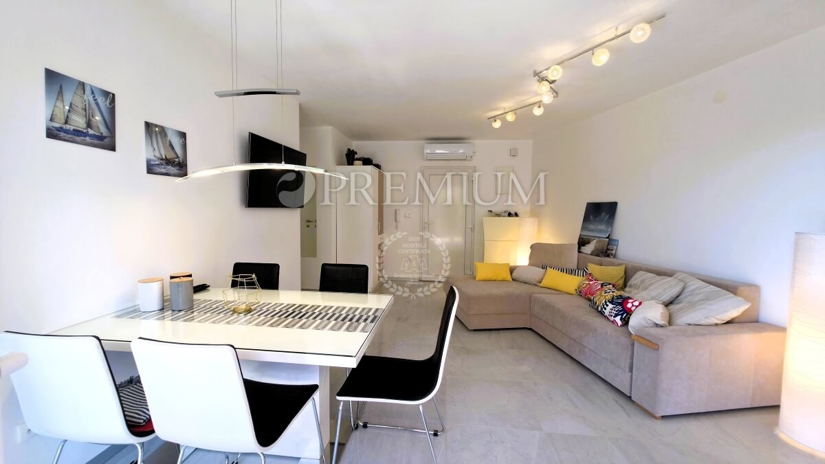 Njivice, opremljeno pritlično stanovanje z veliko okolico!