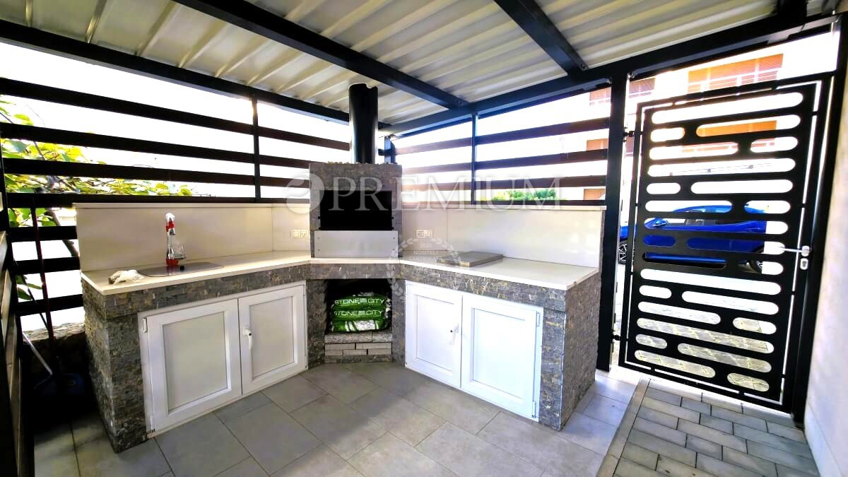 Njivice, opremljeno pritlično stanovanje z veliko okolico!