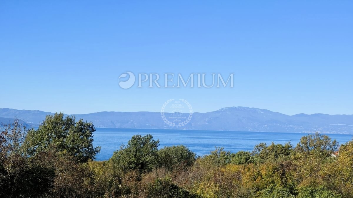 Njivice, opremljeno pritlično stanovanje z veliko okolico!