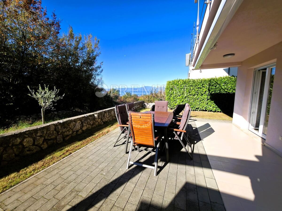 Njivice, opremljeno pritlično stanovanje z veliko okolico!