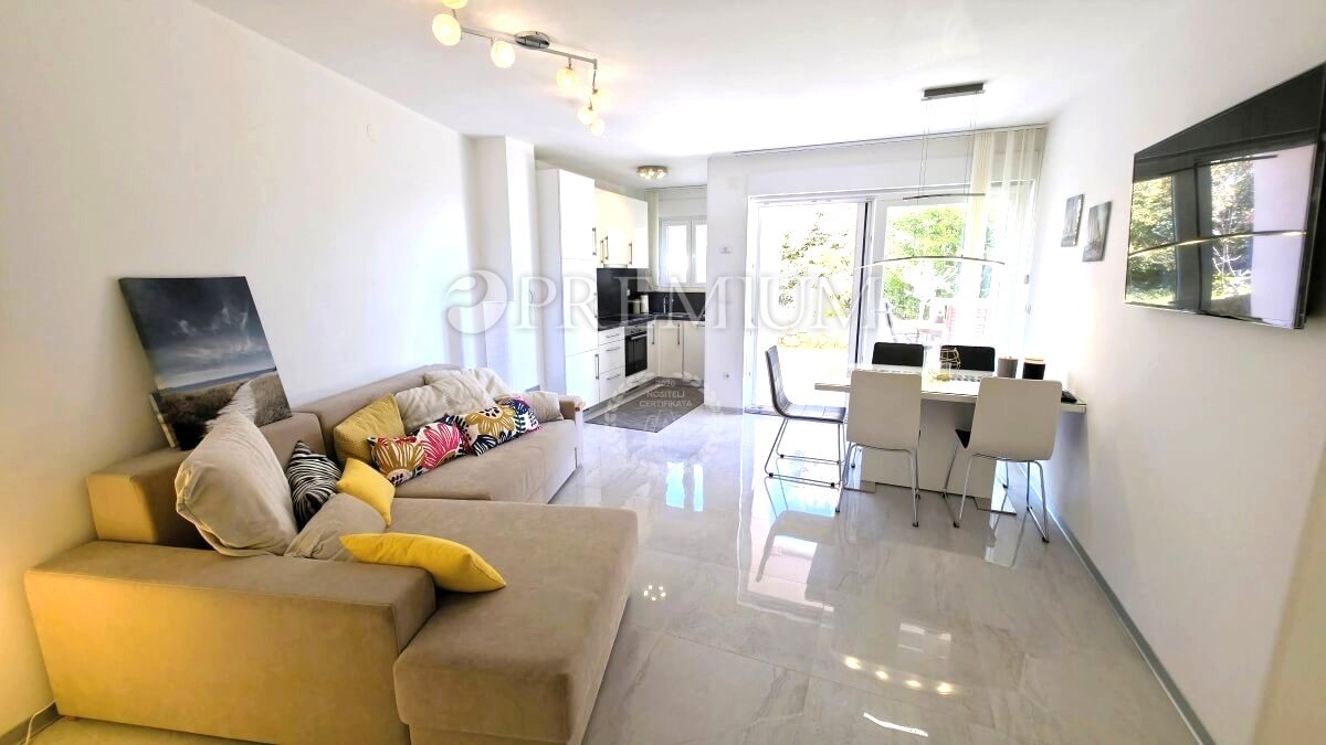 Njivice, opremljeno pritlično stanovanje z veliko okolico!