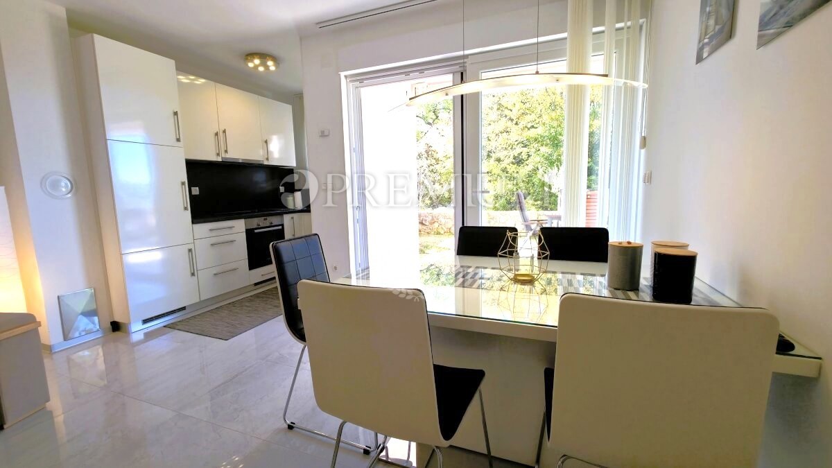 Njivice, opremljeno pritlično stanovanje z veliko okolico!