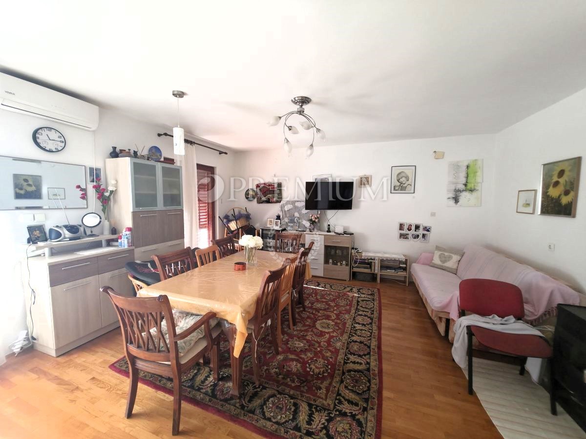 Mesto Krk – Hiša blizu morja s tremi apartmaji!