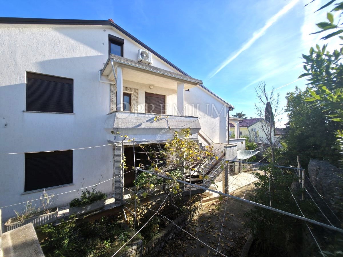 Mesto Krk – Hiša blizu morja s tremi apartmaji!