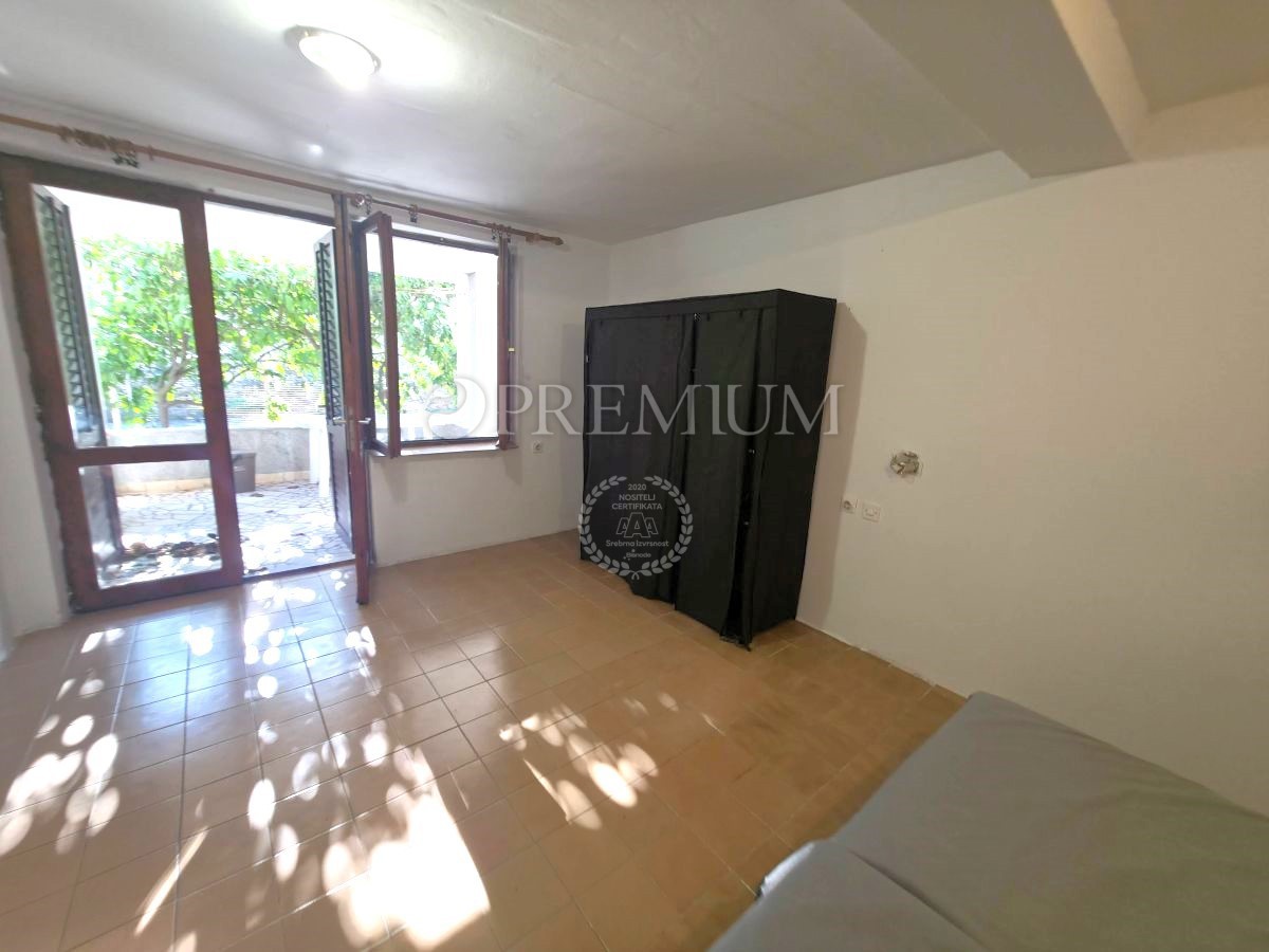 Mesto Krk – Hiša blizu morja s tremi apartmaji!