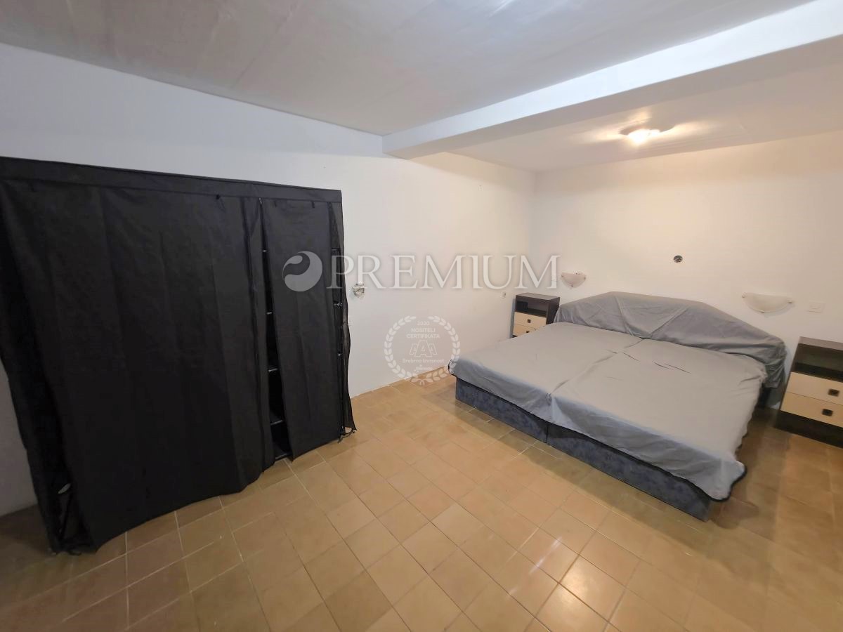 Mesto Krk – Hiša blizu morja s tremi apartmaji!