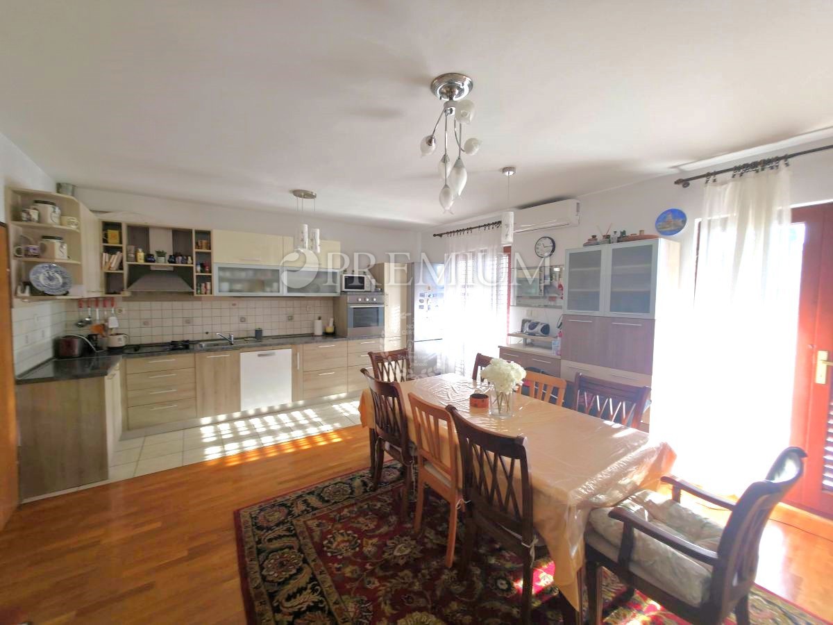 Mesto Krk – Hiša blizu morja s tremi apartmaji!