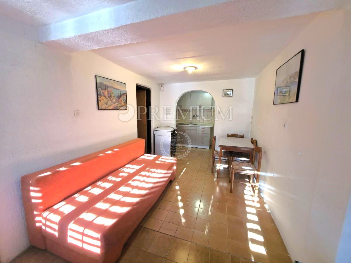 Mesto Krk – Hiša blizu morja s tremi apartmaji!