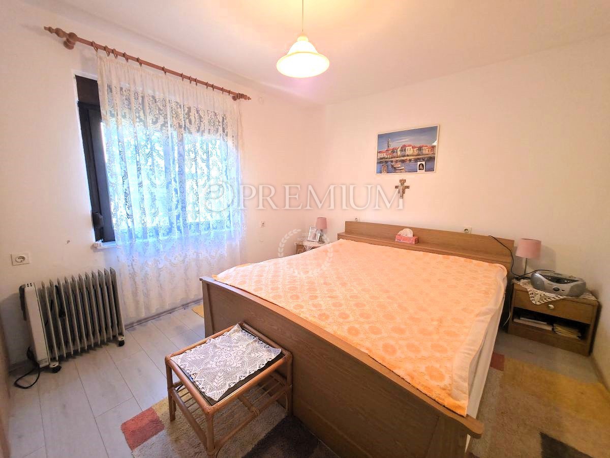 Mesto Krk – Hiša blizu morja s tremi apartmaji!