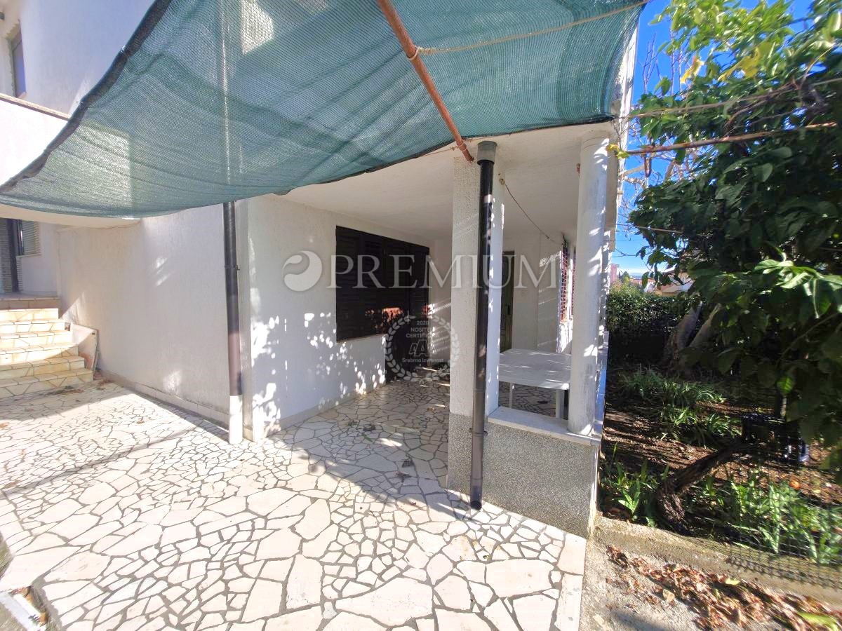 Mesto Krk – Hiša blizu morja s tremi apartmaji!