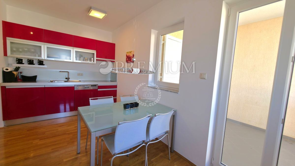 Malinska, apartma z razgledom na morje v bližini centra!