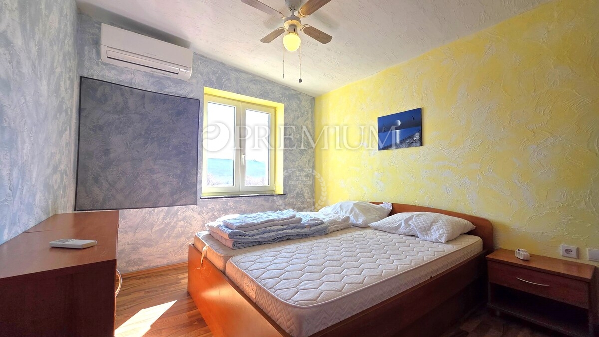 Otok Krk, Uvala Soline apartma prva vrsta ob morju!