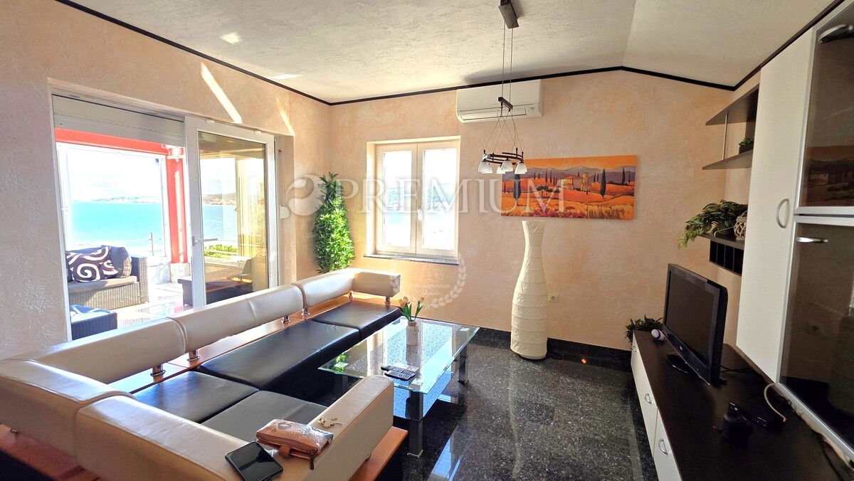 Otok Krk, Uvala Soline apartma prva vrsta ob morju!