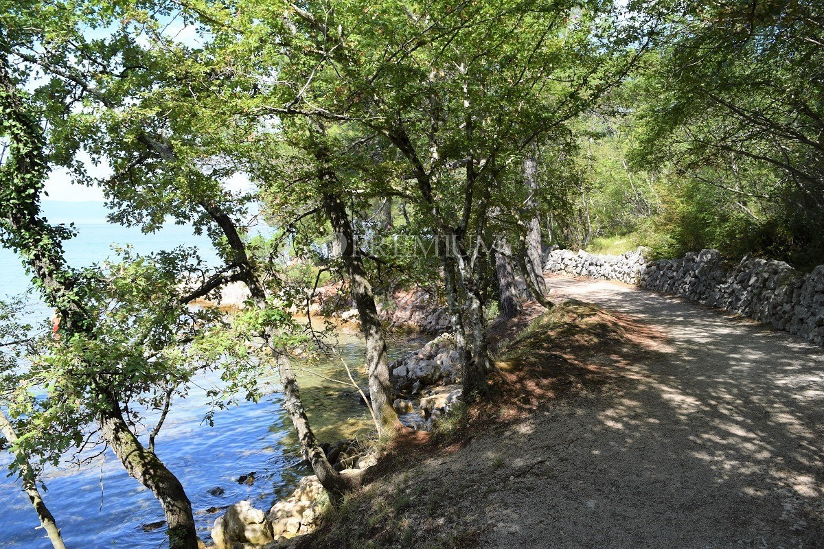 Malinska, prodaja gradbenih zemljišč za gostinstvo in turistične namene! Top lokacija, tik ob morju !!