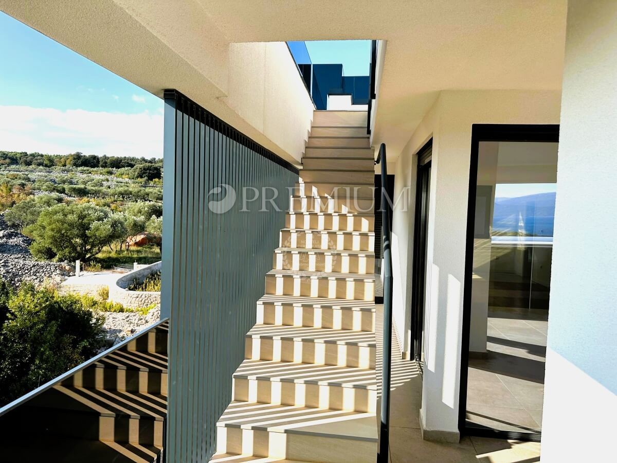 Krk, dvoetažni apartma s strešno teraso in bazenom!