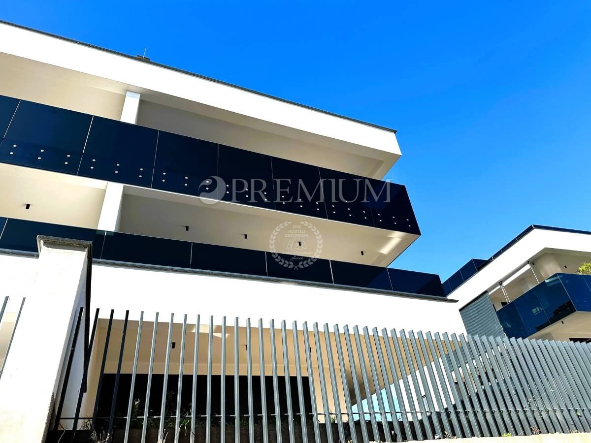 Krk, dvoetažni apartma s strešno teraso in bazenom!