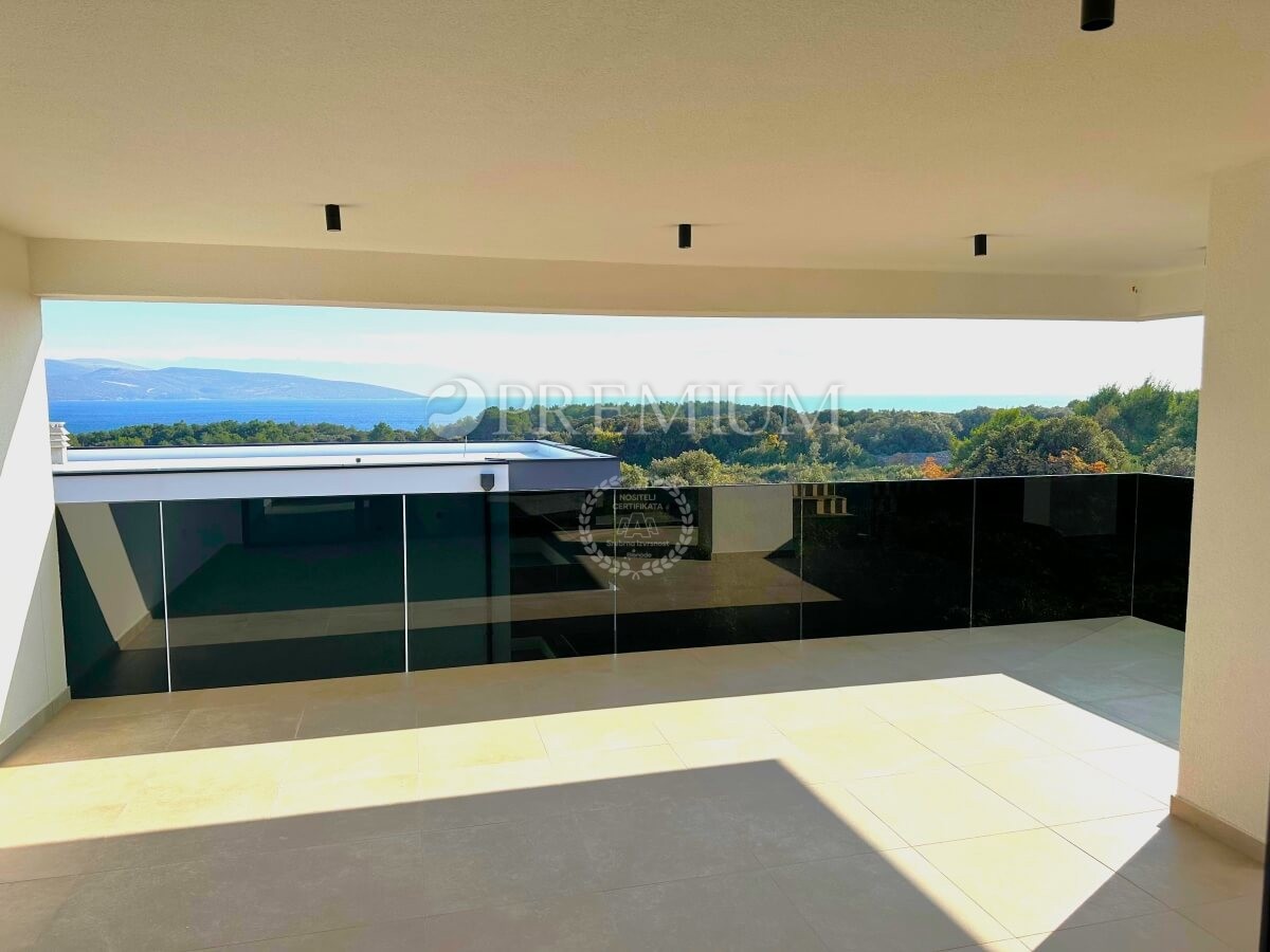 Krk, dvoetažni apartma s strešno teraso in bazenom!