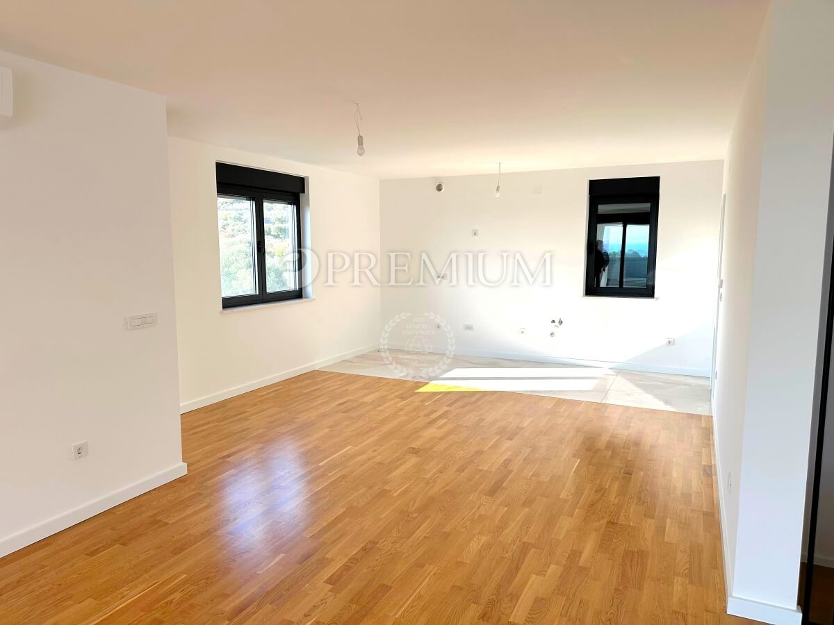 Krk, dvoetažni apartma s strešno teraso in bazenom!