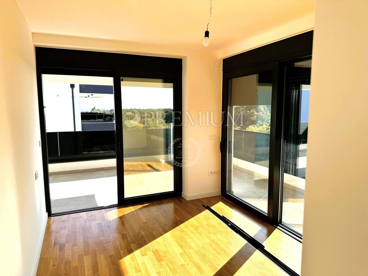 Krk, dvoetažni apartma s strešno teraso in bazenom!