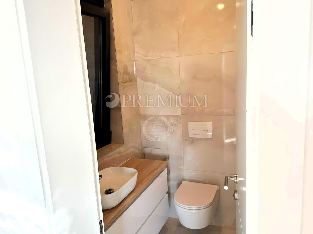 Krk, dvoetažni apartma s strešno teraso in bazenom!