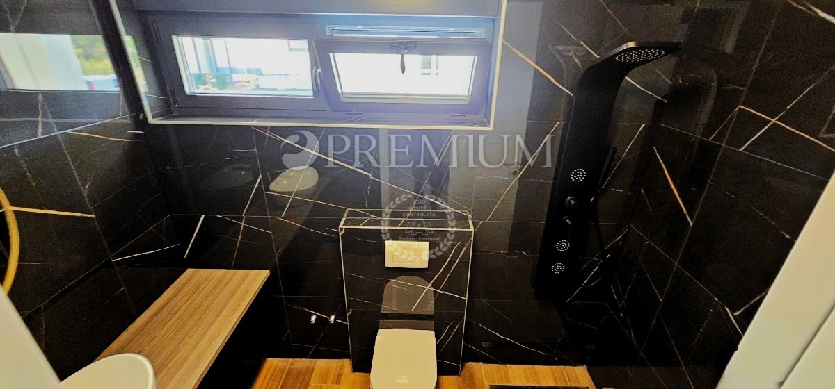 Krk, dvoetažni apartma s strešno teraso in bazenom!