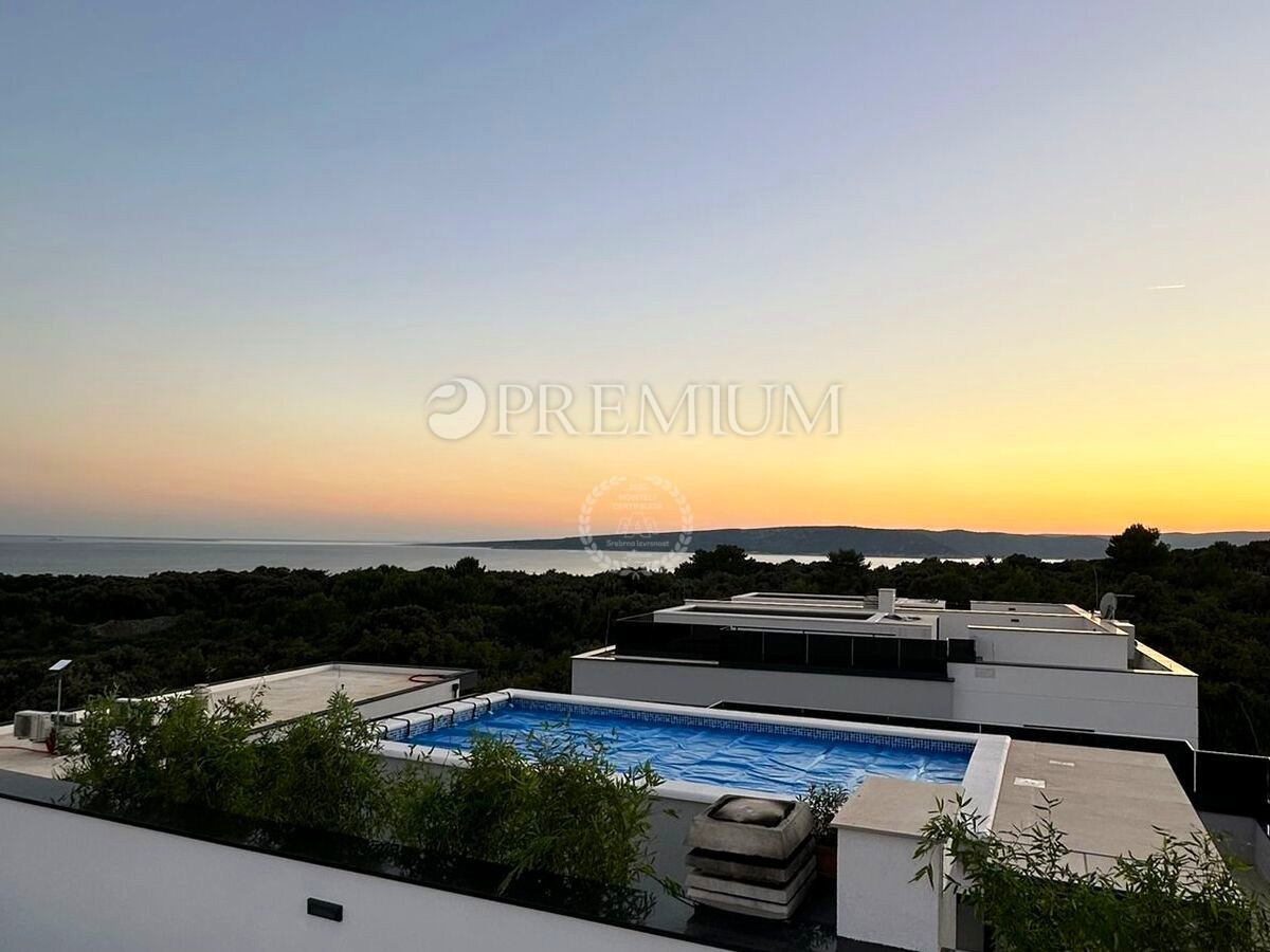 Krk, dvoetažni apartma s strešno teraso in bazenom!