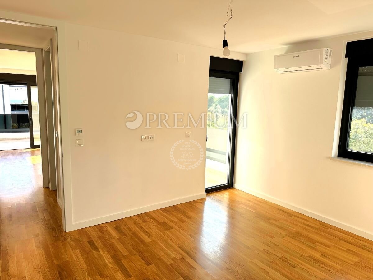 Krk, dvoetažni apartma s strešno teraso in bazenom!