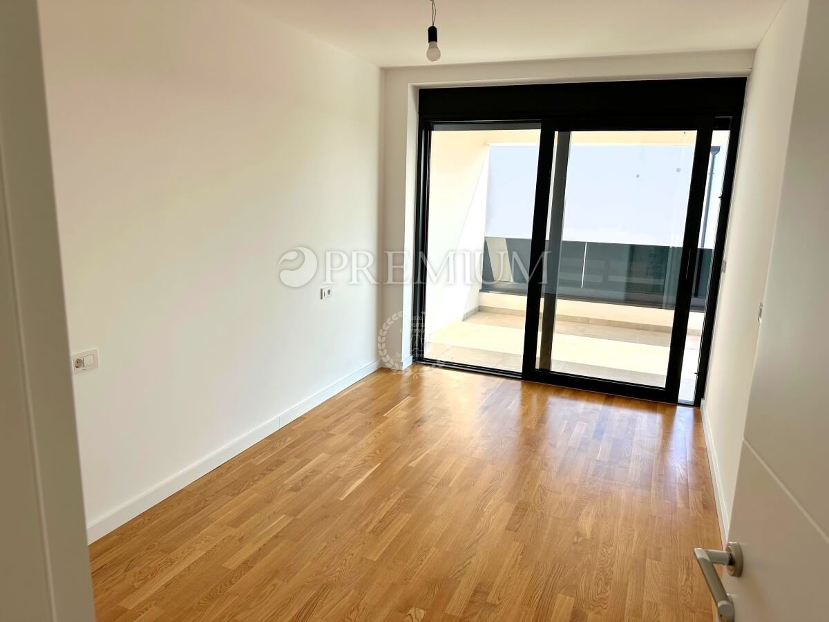 Krk, dvoetažni apartma s strešno teraso in bazenom!