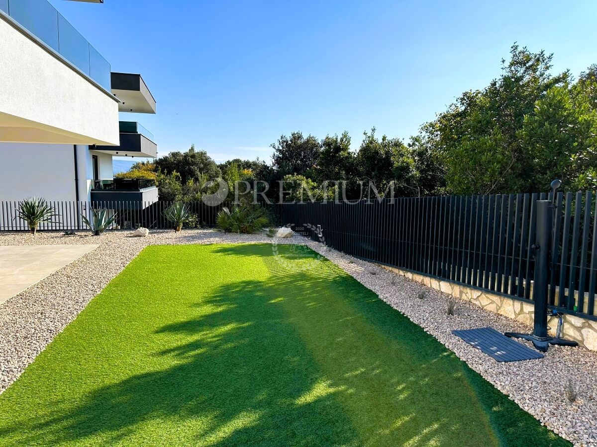 Krk, dvoetažni apartma s strešno teraso in bazenom!