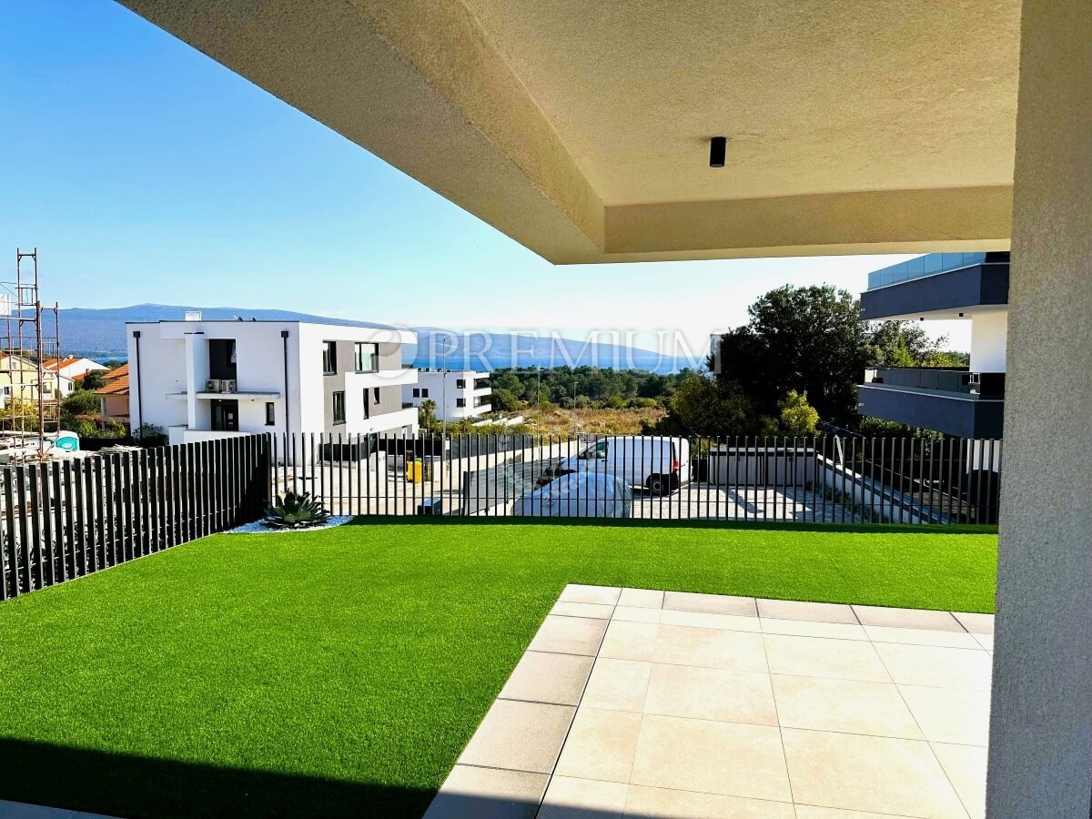 Krk, dvoetažni apartma s strešno teraso in bazenom!