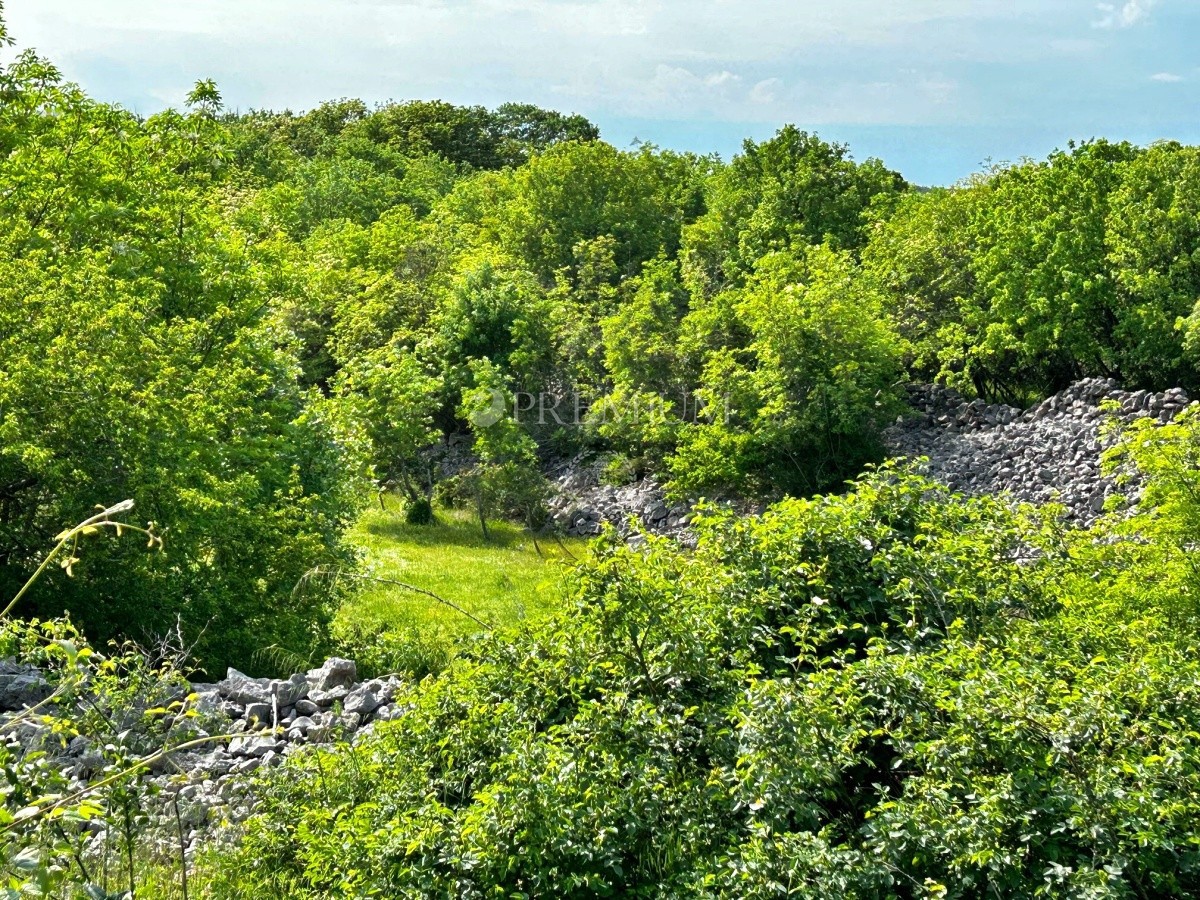 Okolica Vrbnika, zazidljivo zemljišče na mirni lokaciji!