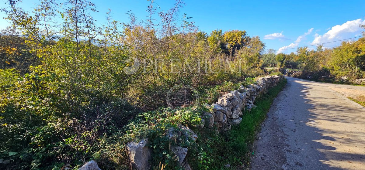 Malinska, prodamo zazidljivo zemljišče, 2 km od morja!