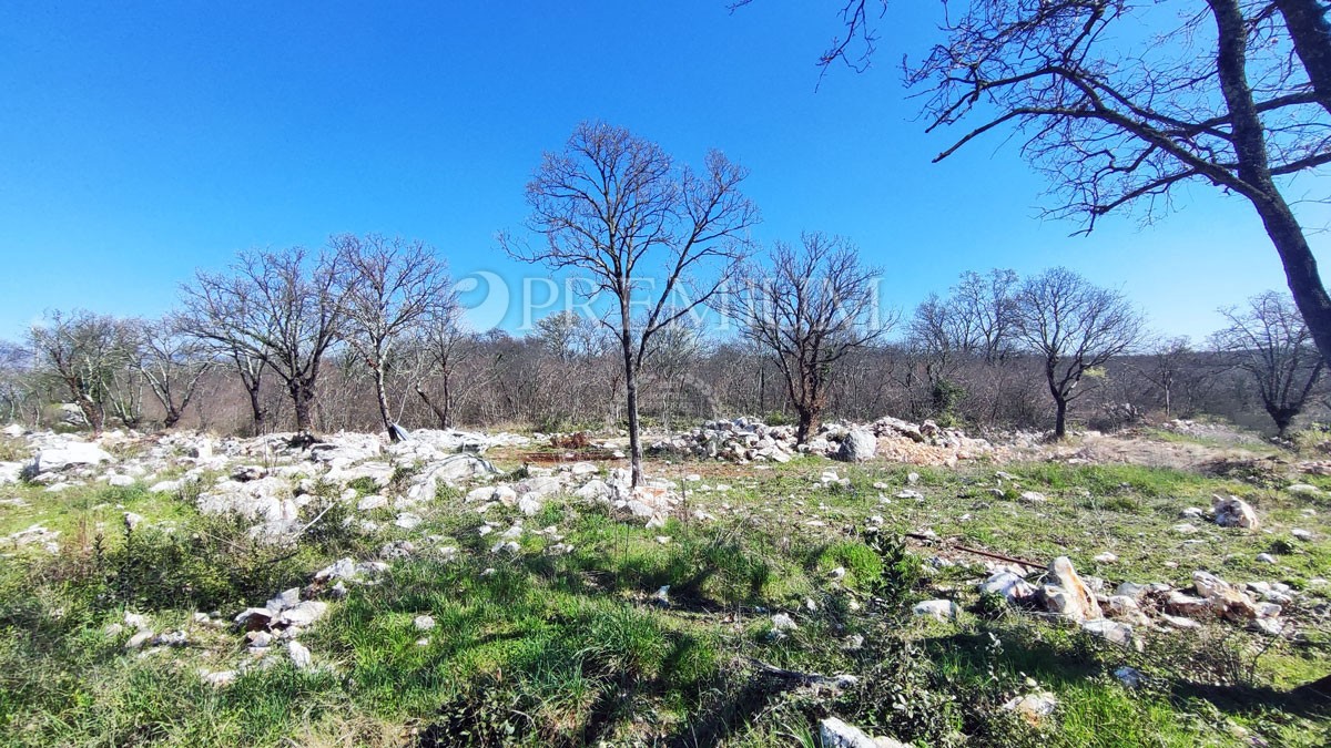 Njivice, prodaja zazidljivo zemljišče, površine 568m2!