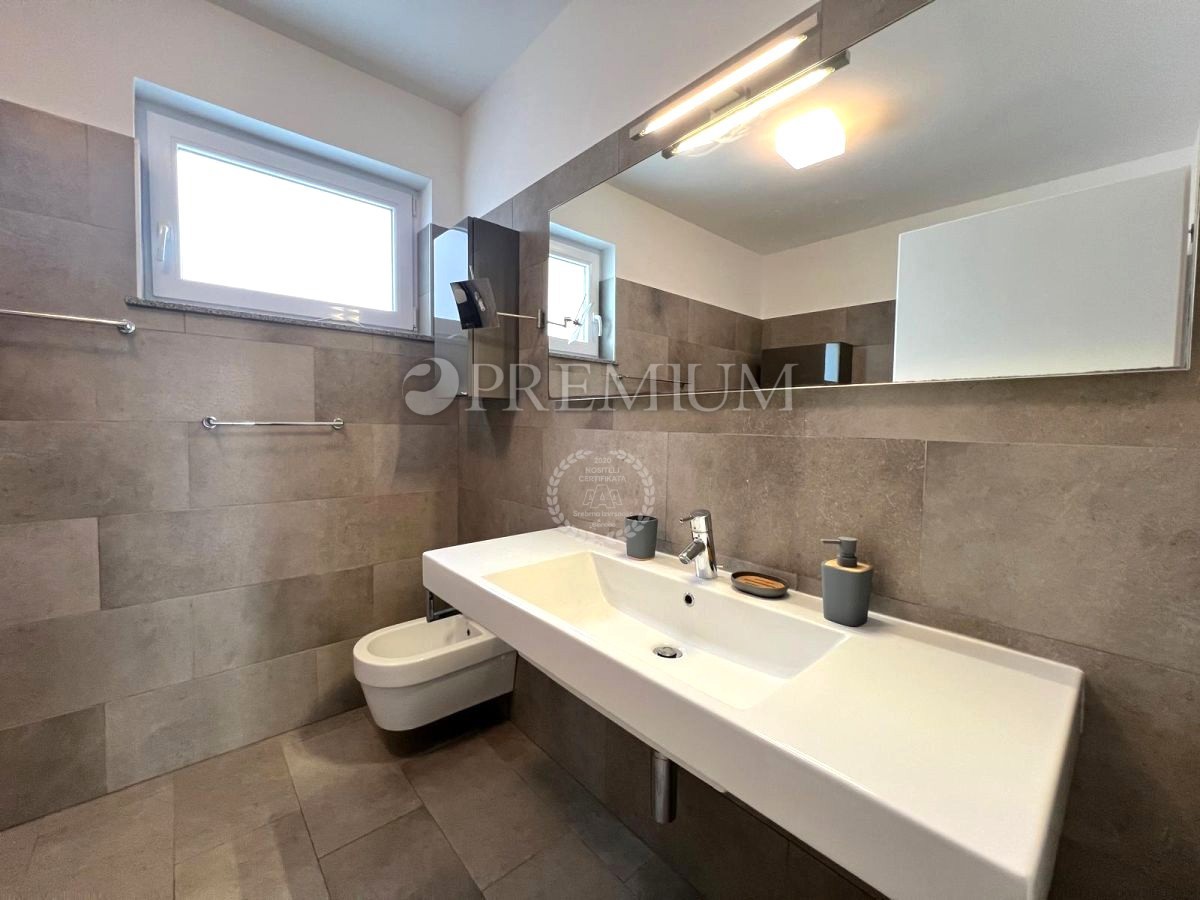 Malinska, apartma s pogledom na morje in garažo!