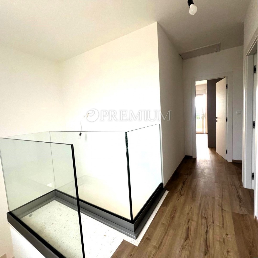 Malinska, nova hiša, 152m², z bazenom in pogledom na morje  