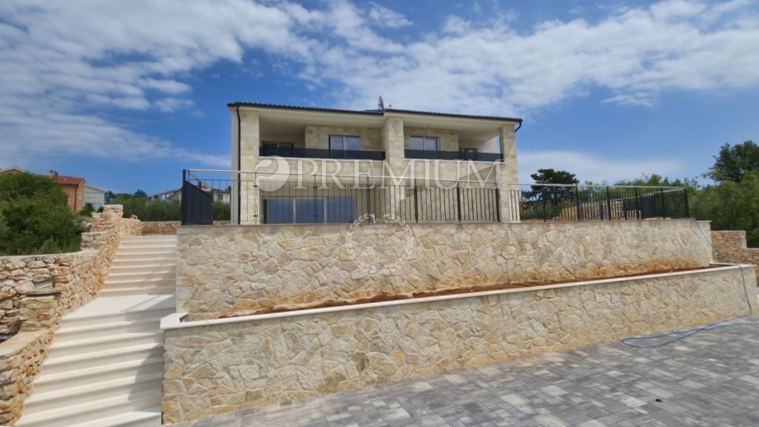 Malinska, nova hiša, 152m², z bazenom in pogledom na morje  