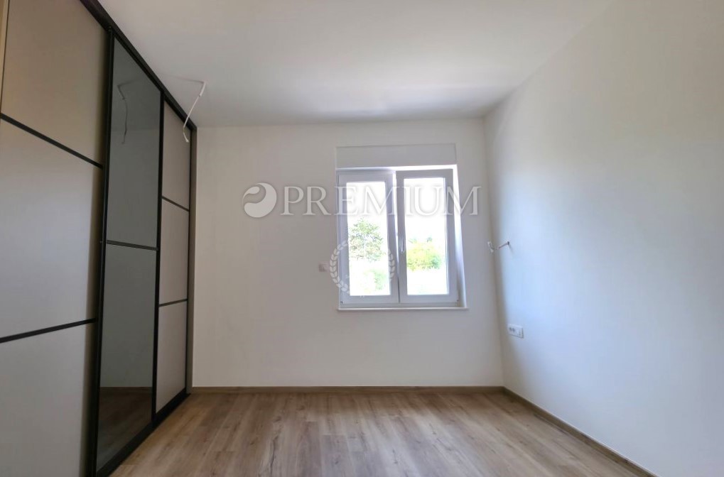 Malinska, nova hiša, 152m², z bazenom in pogledom na morje  