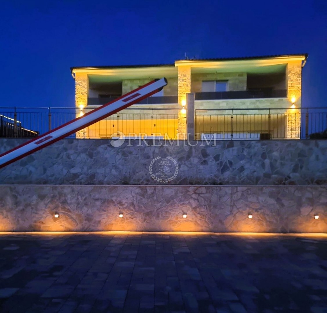 Malinska, nova hiša, 152m², z bazenom in pogledom na morje  