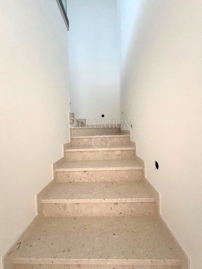 Malinska, nova hiša, 152m², z bazenom in pogledom na morje  