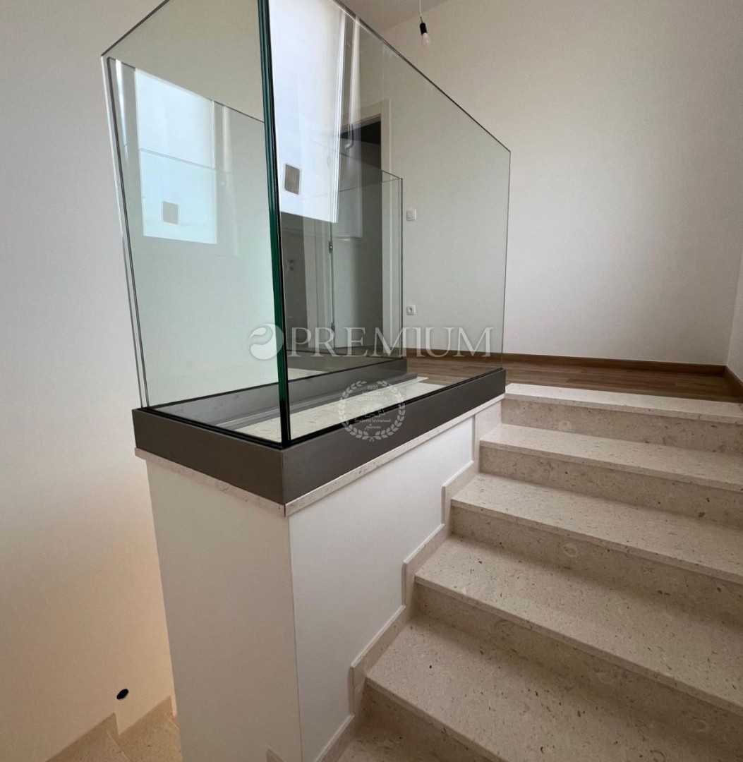 Malinska, nova hiša, 152m², z bazenom in pogledom na morje  